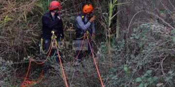 Στελέχη της Ομάδας Διαχείρισης Κρίσεων ερευνούν την περιοχή όπου εξαφανίστηκε ο Μπάμπης Κούτσικος (φωτ.: ertnews.gr / Ομάδα Διαχείρισης Κρίσεων)