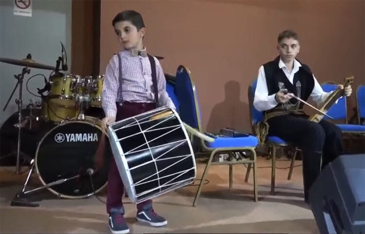 Ο Μίμης Τόλιος με το νταούλι του σε εκδήλωση της Ένωσης Ποντίων Αμπελοκήπων (πηγή: Ένωση Ποντίων Αμπελοκήπων)