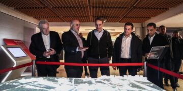 Ο πρωθυπουργός Κυριάκος Μητσοτάκης (κέντρο) κατά την επίσκεψή του στο «Δημόκριτο» (φωτ.: EUROKINISSI/Σωτήρης Δημητρόπουλος)