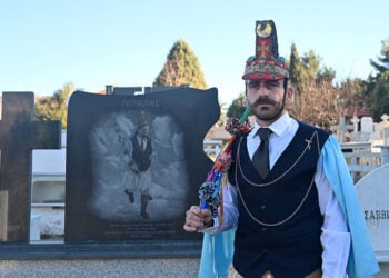 Ένας Κοτσαμάνος χαραγμένος στο μάρμαρο στο νεκροταφείο της Σκήτης Κοζάνης (φωτ.: Κώστας Τοσμάκος)
