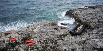 Ναυάγιο στη θαλάσσια περιοχή του Αγίου Γεωργίου Λουτρόπολης Θερμής στη Λέσβο 
(φωτ.: EUROKINISSI / Παναγιώτης Μπαλάσκας)