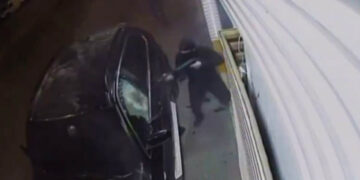 Ο εκτελεστής του 44χρονου Βαγγέλη Ζαμπούνη σε καρέ από το βίντεο της κάμερας ασφαλείας (πηγή: EΡΤ)