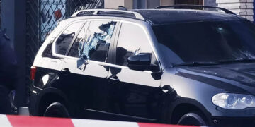 Το θωρακισμένο Lexus του Βαγγέλη Ζαμπούνη με σπασμένα τζάμια από τις σφαίρες (πηγή: protothema.gr)