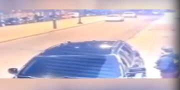 Στις πρώτες στιγμές του βίντεο διακρίνεται δεξιά ο 44χρονος έξω από το αυτοκίνητό του (φωτ.: glomex)