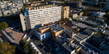 Το νοσοκομείο ΑΧΕΠΑ στη Θεσσαλονίκη, όπου νοσηλεύεται ο 23χρονος (φωτ.: ΜΟΤΙΟΝΤΕΑΜ)