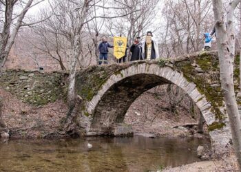 Ο αρχιμανδρίτης π. Γρηγόριος Βουλγαρέλης στην τελετή αγιασμού των υδάτων στα παρχάρια του Οχυρού Νυμφαίας, το 2023 (φωτ.: Facebook / Παρχάρια Οχυρού Νυμφαίας Ροδόπης)