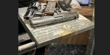 Ορισμένα από τα όπλα που χρησιμοποιούσαν οι συλληφθέντες (φωτ.: Ελληνική Αστυνομία)