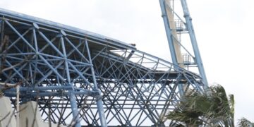 Το στέγαστρο του σταδίου όπου διακρίνεται κενό από το κομμάτι που αποκολλήθηκε λόγω της κακοκαιρίας (φωτ.: ΑΠΕ-ΜΠΕ/Νίκος Χαλκιαδάκης)