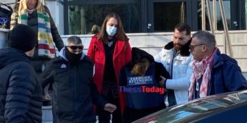 Η 37χρονη βγήκε από το δικαστικό μέγαρο της Βέροιας φορώντας αλεξίσφαιρο γιλέκο και οδηγήθηκε στις φυλακές (φωτ.: thesstoday.gr)