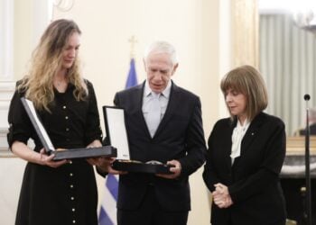 Από δεξιά, η Πρόεδρος της Δημοκρατίας Κατερίνα Σακελλαροπούλου, ο πατέρας των δύο νέων Κανάκης Μανδαλιός και η αδελφή τους, Λίλιαν, παραλαμβάνουν τα παράσημα (φωτ.: Προεδρία της Δημοκρατίας/Θοδωρής Μανωλόπουλος)