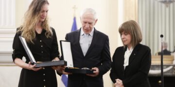 Από δεξιά, η Πρόεδρος της Δημοκρατίας Κατερίνα Σακελλαροπούλου, ο πατέρας των δύο νέων Κανάκης Μανδαλιός και η αδελφή τους, Λίλιαν, παραλαμβάνουν τα παράσημα (φωτ.: Προεδρία της Δημοκρατίας/Θοδωρής Μανωλόπουλος)