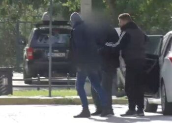 Στιγμιότυπο από την προσαγωγή του 35χρονου στον ανακριτή (φωτ.: glomex)