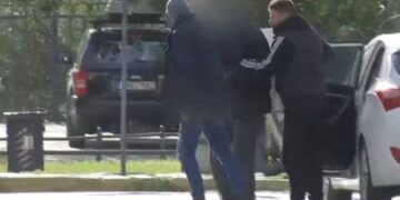 Στιγμιότυπο από την προσαγωγή του 35χρονου στον ανακριτή (φωτ.: glomex)