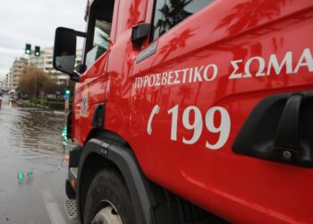 Πυροσβεστικό όχημα λόγω πλημμυρών στο Παλαιό Φάληρο (φωτ. αρχείου: EUROKINISSI/Γιάννης Παναγόπουλος)