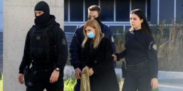 Η Ρούλα Πισπιρίγκου ενώ προσέρχεται στο δικαστήριο, συνοδεία αστυνομικών (φωτ.: ΑΠΕ-ΜΠΕ/Αλέξανδρος Βλάχος)