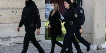 Η Ρούλα Πισπιρίγκου ενώ προσέρχεται στο δικαστήριο (φωτ.: EUROKINISSI/Τατιάνα Μπόλαρη)