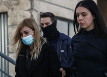H Ρούλα Πισπιρίγκου έξω από το το Μικτό Ορκωτό Δικαστήριο Αθηνών (φωτ.: EUROKINISSI / Κώστας Τζούμας)
