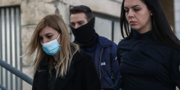 H Ρούλα Πισπιρίγκου έξω από το το Μικτό Ορκωτό Δικαστήριο Αθηνών (φωτ.: EUROKINISSI / Κώστας Τζούμας)