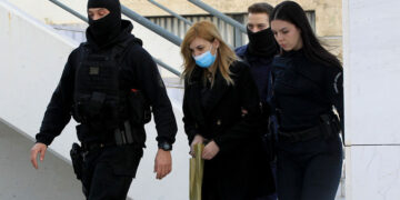 H Ρούλα Πισπιρίγκου έξω από το το Μικτό Ορκωτό Δικαστήριο Αθηνών (φωτ.: ΑΠΕ-ΜΠΕ / Αλέξανδρος Βλάχος)