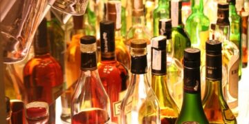 Μπουκάλια αλκοόλ σε μπαρ (φωτ. αρχείου: pixabay/453169)