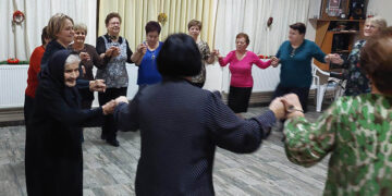 Η Μαρία Μοσχίδου (με τα μαύρα) χορεύει στην εκδήλωση που ήταν το τιμώμενο πρόσωπο (φωτ.: Facebook / Πάνος Παρασκελίδης)