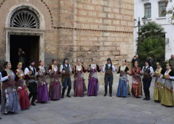 Ποντιακοί χοροί έξω από τη ρωσική εκκλησία της Αγίας Τριάδας (φωτ.: Facebook / Σύλλογος Ποντίων Φυλής)