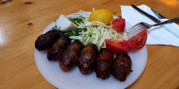 Σερβιρισμένες σεφταλιές, έτοιμες για κατανάλωση (φωτ. αρχείου: Wikipedia/G-Lignum)