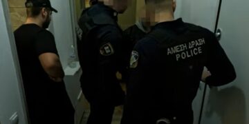 Στιγμιότυπο από τη σύλληψη του άνδρα στο διαμέρισμα όπου είχε κληθεί να συναντήσει την ανήλικη (φωτ.: YouTube)