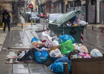 Χαρακτηριστικό των τελευταίων εβδομάδων είναι ότι οι κάδοι είναι γεμάτοι με σκουπίδια, ενώ οι άκρες των πεζοδρομίων ήταν γεμάτες με πεσμένα, ξερά φύλλα (φωτ.: ΜΟΤΙΟΝΤΕΑΜ/Βασίλης Βερβερίδης)