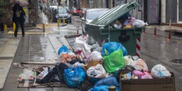 Χαρακτηριστικό των τελευταίων εβδομάδων είναι ότι οι κάδοι είναι γεμάτοι με σκουπίδια, ενώ οι άκρες των πεζοδρομίων ήταν γεμάτες με πεσμένα, ξερά φύλλα (φωτ.: ΜΟΤΙΟΝΤΕΑΜ/Βασίλης Βερβερίδης)