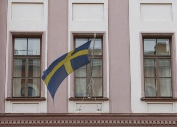 Η σουηδική σημαία στο προξενείο της χώρας στην Αγία Πετρούπολη. Το αίτημα ένταξης της Σουηδίας και της Φινλανδίας στο ΝΑΤΟ προέκυψε μετά τη ρωσική εισβολή στην Ουκρανία, προκειμένου οι χώρες της Δύσης να παρουσιάσουν ενωμένο μέτωπο έναντι της Ρωσίας. (φωτ.: EPA/Anatoly Maltsev)