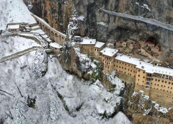 Η Παναγία Σουμελά χιονισμένη και από ψηλά (φωτ.: Anadolu)