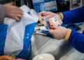 Στιγμιότυπo από σουπερμάρκετ στην περιοχή του Κολωνού (φωτ.: EUROKINISSI / Τατιάνα Μπόλαρη)