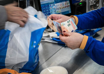 Στιγμιότυπo από σουπερμάρκετ στην περιοχή του Κολωνού (φωτ.: EUROKINISSI / Τατιάνα Μπόλαρη)