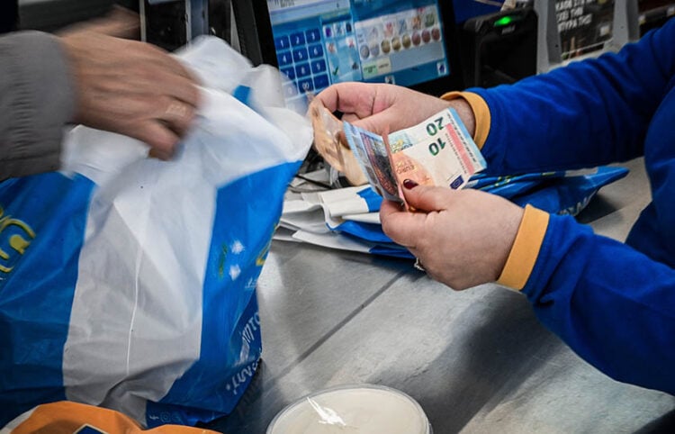 Στιγμιότυπo από σουπερμάρκετ στην περιοχή του Κολωνού (φωτ.: EUROKINISSI / Τατιάνα Μπόλαρη)
