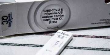 Αυτοδιαγνωστικό τεστ για Covid-19 και γρίπη (φωτ.: EUROKINISSI / Γιώργος Ευσταθίου)