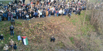 Κόσμος παρακολουθεί την τελετή του Αγιασμού των υδάτων στον Πηνειό (φωτ.: ΑΠΕ-ΜΠΕ / Αποστόλης Ντόμαλης)