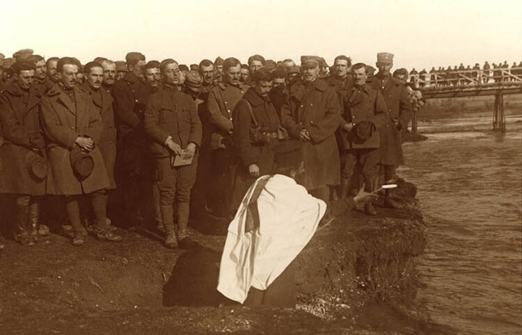 6 Ιανουαρίου 1922. Ο ιερέας ρίχνει το σταυρό στα νερά του ποταμού Μπανάζ παρουσία του Επιτελείου της Ανεξάρτητης Μεραρχίας που πολέμησε στη Μικρασιατική Εκστρατεία (πηγή: Εθνικό Ιστορικό Μουσείο)