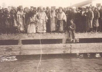 Στη φωτογραφία του 1917 απεικονίζεται ο εορτασμός των Θεοφανίων στην προβλήτα Α' του λιμανιού, από τον τότε Αρχιεπίσκοπο Γεννάδιο, παρουσία του πρωθυπουργού Ελευθερίου Βενιζέλου, ιερέων και πλήθος κόσμου (φωτ.: Ιερά Μητρόπολη Θεσσαλονίκης)