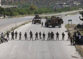 Τούρκοι στρατιώτες φρουρούν δρόμο στη Συρία (φωτ. αρχείου: EPA / Yahya Nemah)