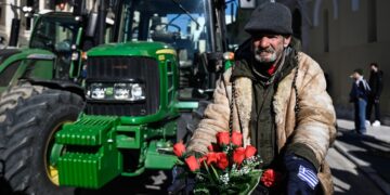 Αγρότες με τα τρακτέρ και τα όμορφα τριαντάφυλλά τους κατέβηκαν στους δρόμους της Λαμίας (φωτ.: EUROKINISSI/Νάσος Σιμόπουλος)