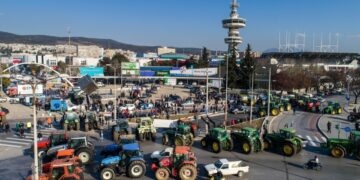 Στιγμιότυπο από παλιότερη διαμαρτυρία των αγροτών με τα τρακτέρ σταθμευμένα έξω από τη ΔΕΘ, στη διάρκεια της Agrotica (φωτ.: ΜΟΤΙΟΝΤΕΑΜ/Βασίλης Βερβερίδης)