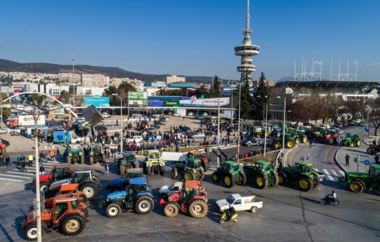 Στιγμιότυπο από παλιότερη διαμαρτυρία των αγροτών με τα τρακτέρ σταθμευμένα έξω από τη ΔΕΘ, στη διάρκεια της Agrotica (φωτ.: ΜΟΤΙΟΝΤΕΑΜ/Βασίλης Βερβερίδης)