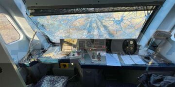 Ο μηχανοδηγός τραυματίστηκε από τα θραύσματα του υαλοπίνακα (φωτ.: ethnos.gr)