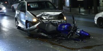 Στην Ομόνοια, η μηχανή εξετράπη της πορείας της και προσέκρουσε σε ΙΧ, με αποτέλεσμα να σκοτωθούν οι αναβάτες της (φωτ.: EUROKINISSI/Χρήστος Μπόνης)