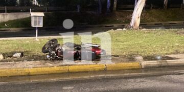 Η μηχανή λίγο μετά το τροχαίο δυστύχημα στη λεωφόρο Συγγρού (φωτ.: in.gr)