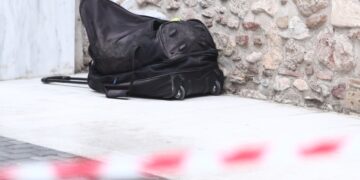 Η βαλίτσα που κινητοποίησε τις αρχές είχε εγκαταλειφθεί έξω από ξενοδοχείο στην οδό Μητροπόλεως (φωτ.: EUROKINISSI/Σωτήρης Δημητρόπουλος)