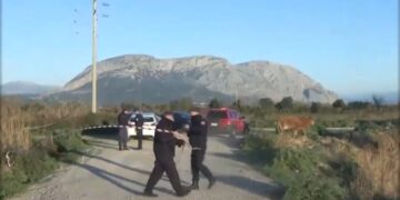 Αστυνομικοί αποκλείουν περιμετρικά το χώρο όπου βρέθηκε η σορός του άτυχου 31χρονου (φωτ.: glomex)