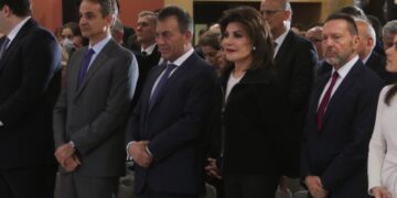 Από αριστερά, ο πρωθυπουργός Κυριάκος Μητσοτάκης, ο υφυπουργός Αθλητισμού Γιάννης Βρούτσης, η Γιάννα Αγγελοπούλου και ο διοικητής της ΤτΕ Γιάννης Στουρνάρας (φωτ.: EUROKINISSI/Χρήστος Μπόνης)