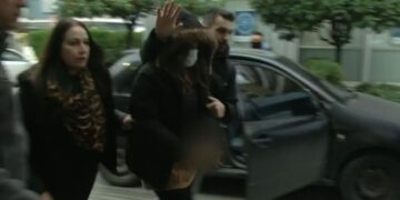 Στιγμιότυπο από την προσαγωγή της 39χρονης στον εισαγγελέα (φωτ.: glomex)